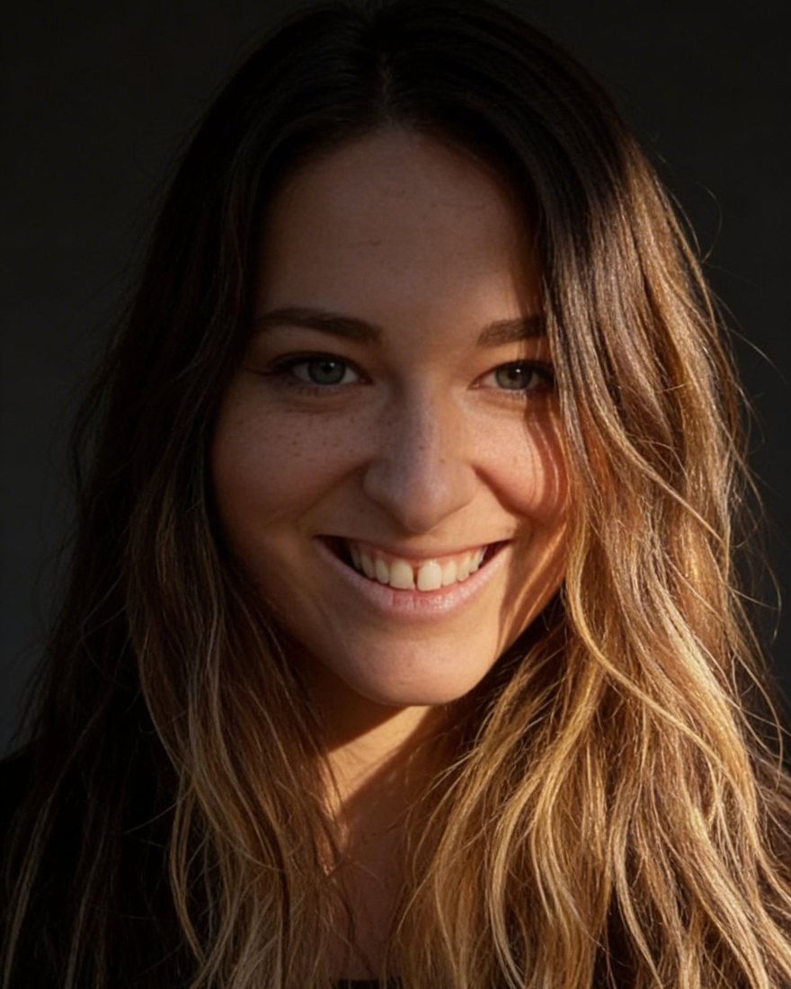 Michelle Knoll lacht in die Kamera, lange Haare im warmen Abendlicht